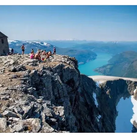 Romslig Hus I Stryn