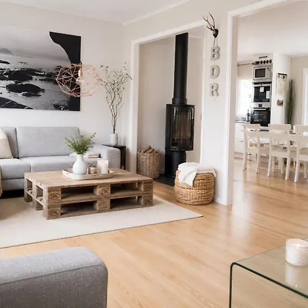 Romslig Hus I Villa *