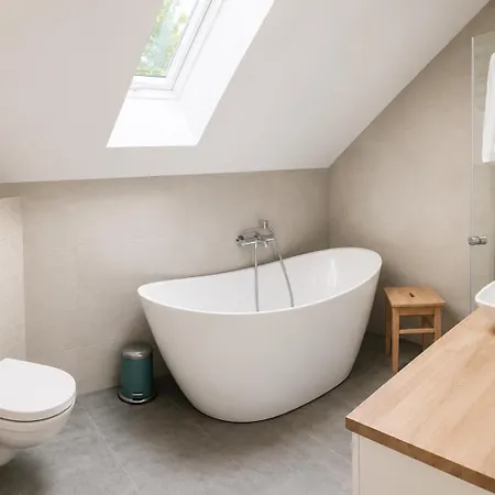 Romslig Hus I Villa *